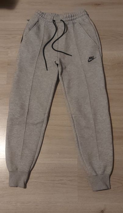 Nike XS tech fleece анцуг дамски
