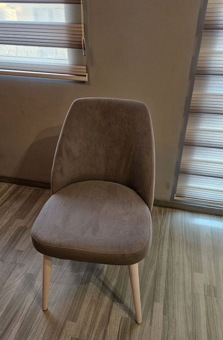 Продавам 4 броя столове