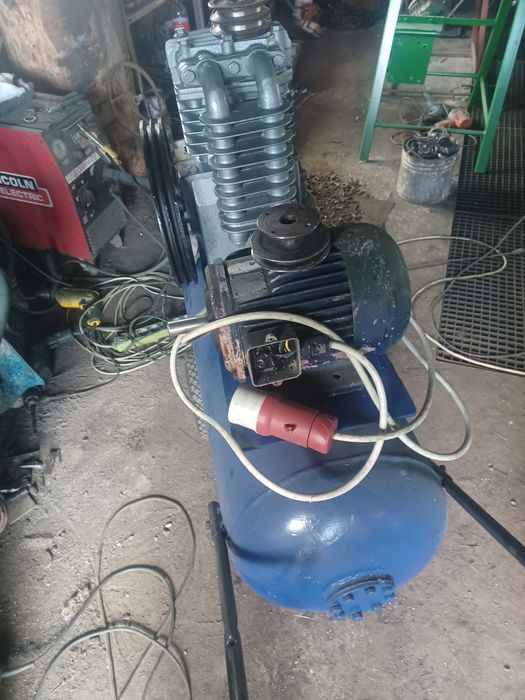 Două compresoare, butelii de 140 litri, motoare trifazate de 3 și 4 KW