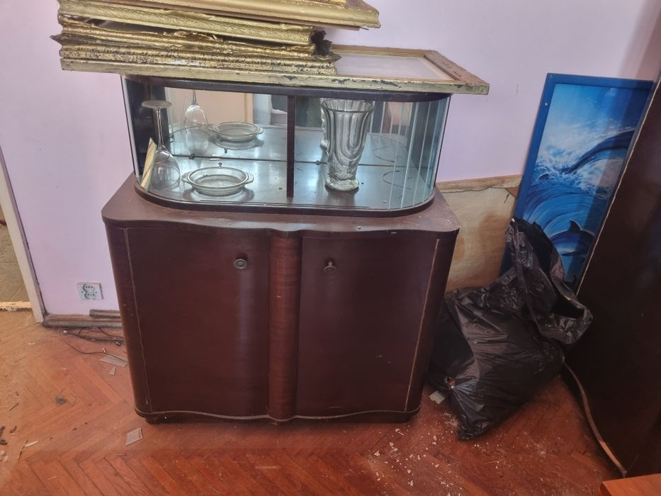 Mobilier vechi si o lampa de biliard