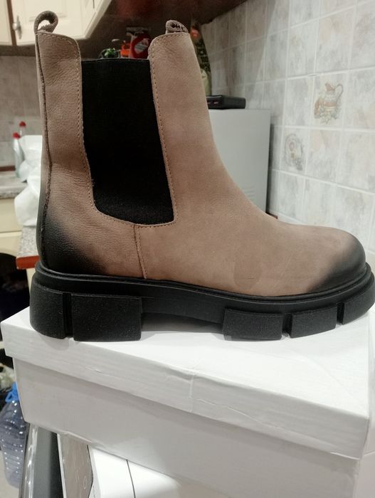 Продам новые зимние Челси