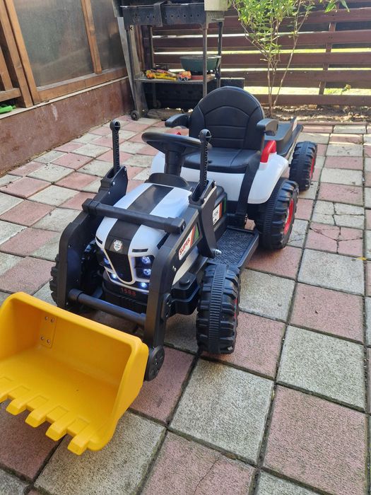 Tractoras electric pentru copii
