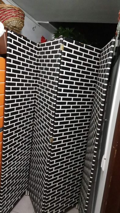 Плетенная ширма, корпус деревянный, двойная, полностью глухая.