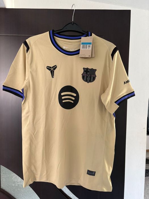 Tricou de fotbal cu echipa Barcelona Vand Urgent!!
