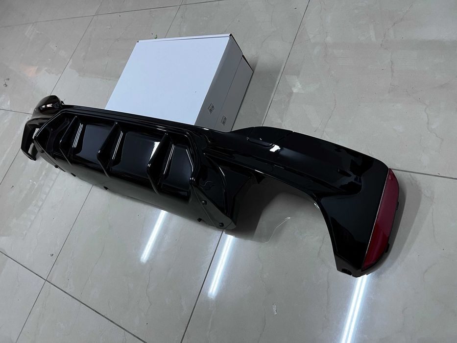 Difuzor Bara Spate compatibil BMW Seria 5 G30 G31 (2017+)Negru Lucios