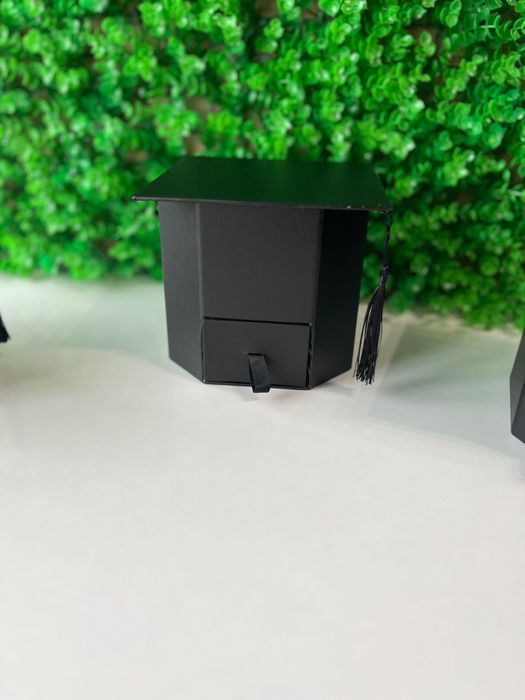 Кутия за аранжиране под формата на шапка за дипломиране