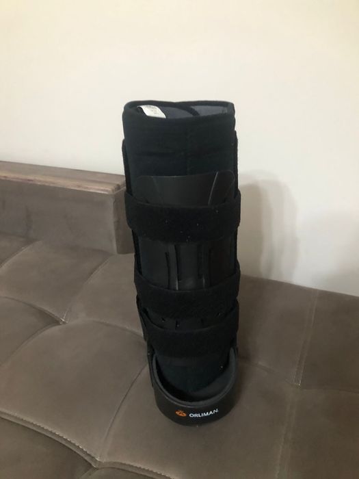 Ходунки и ортопидический сапог, ортез голеностопный