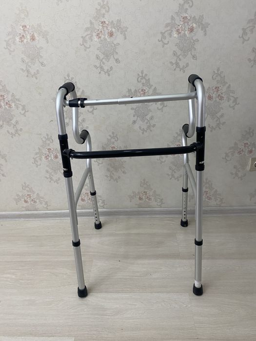 Ходунки шагающие легкие с наконечниками