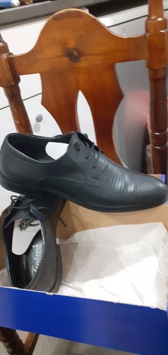 Продавам чисто нови спортно елегантни луксозни обувки 44 номер