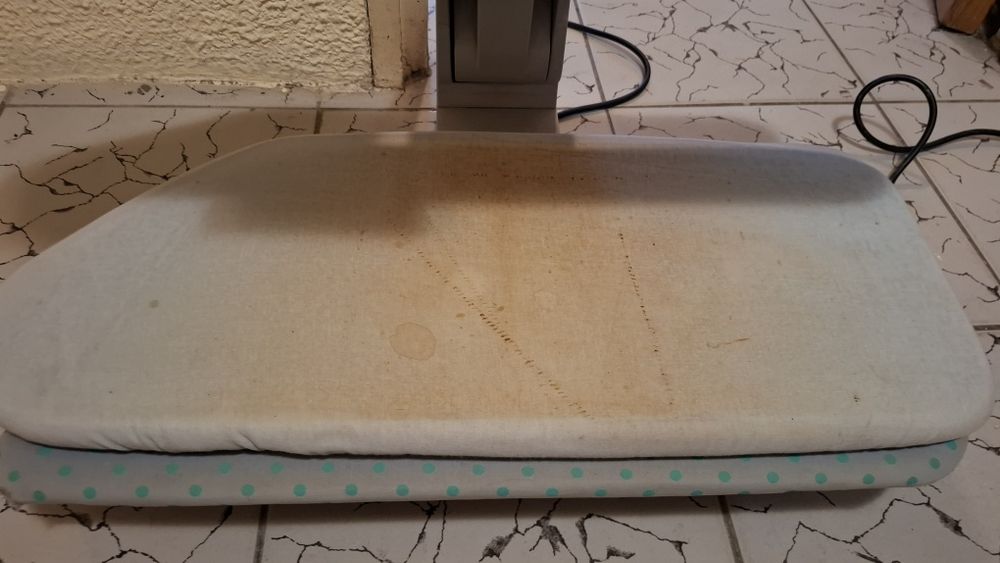 Aparatul din imagine este o presă de călcat Elnapress 2000. 
Utilizeaz