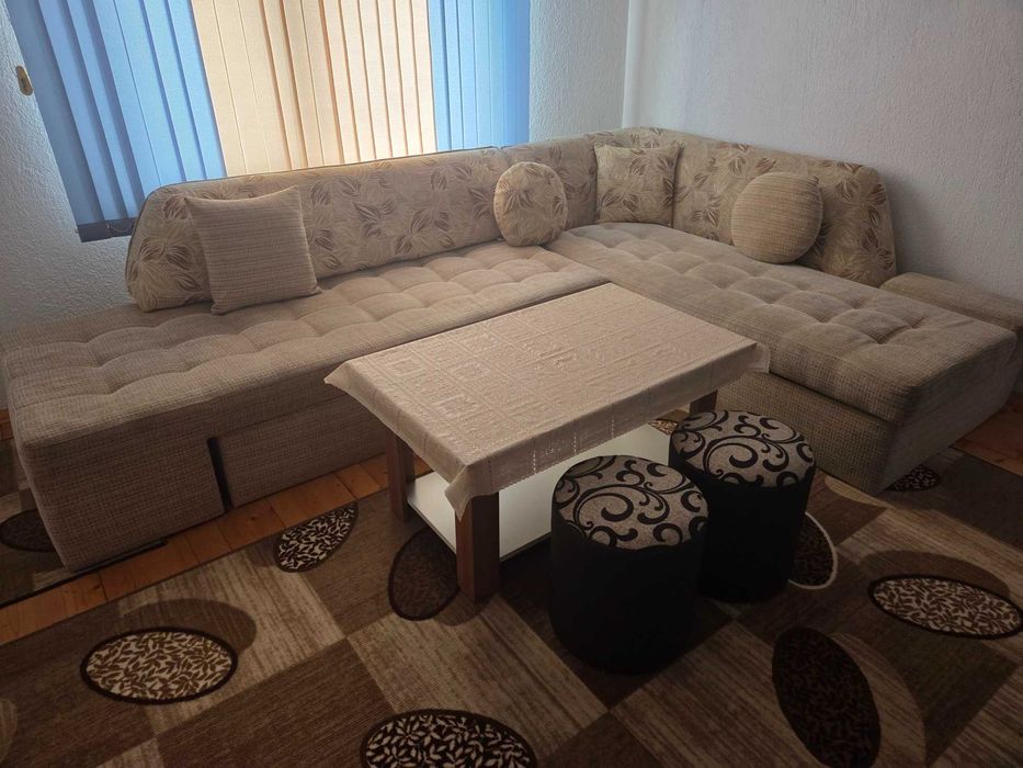 Хол с маса и секции