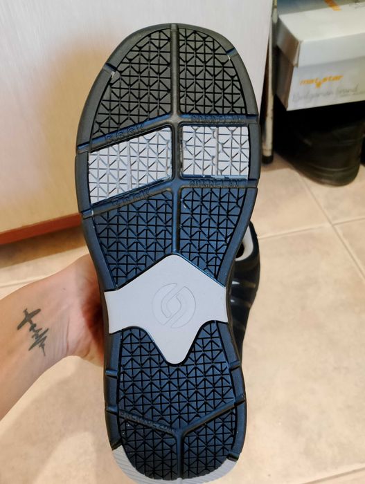 Дамски работни обувки с метално бомбе