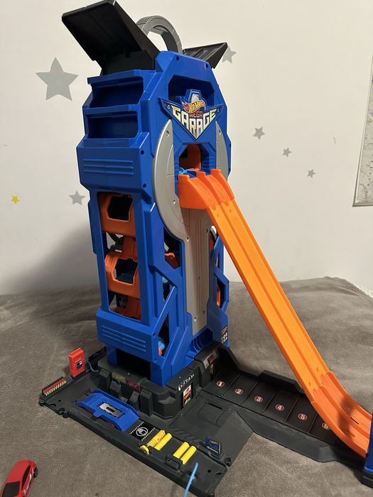 Hot Wheels Garage  +подарък 4 колички