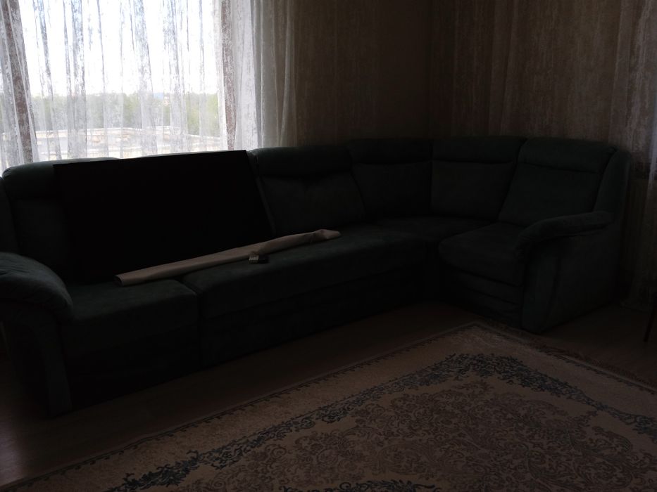 Угловой диван длиной примерно 320 см