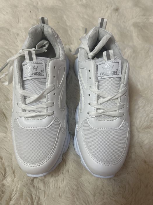 Обувки с висока подметка