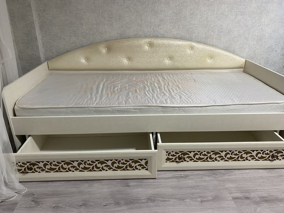 Продам детскую кровать с матрасом