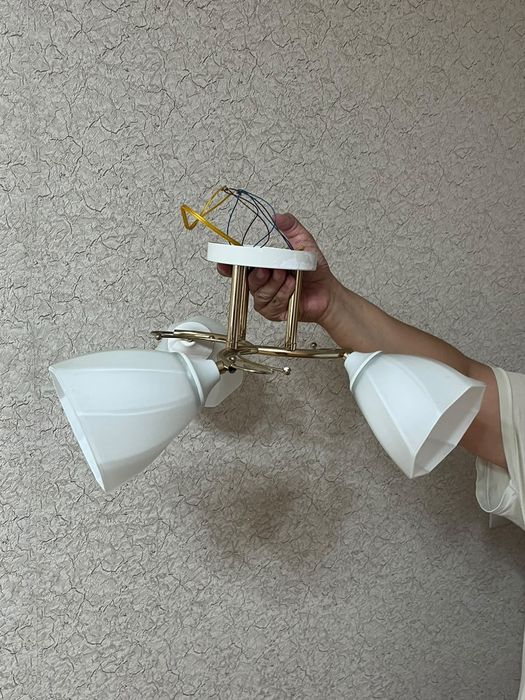 Продам трехрожковую  люстру