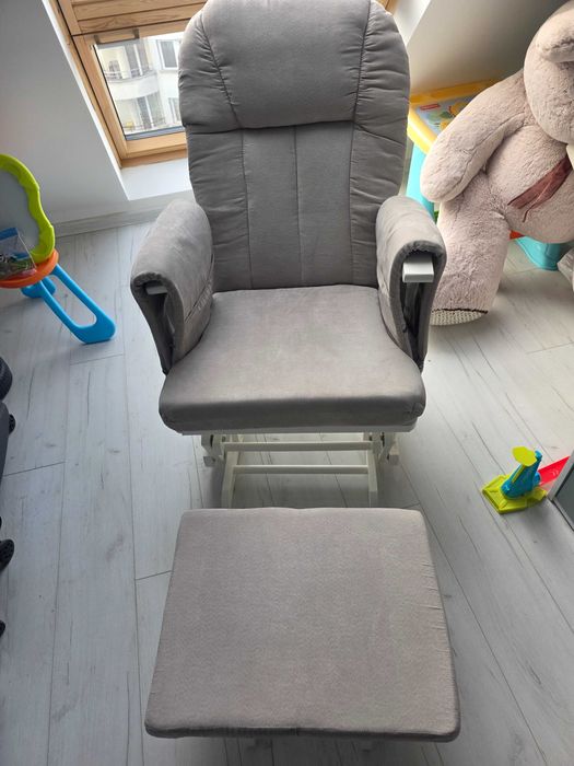 Люлеещ стол за кърмене