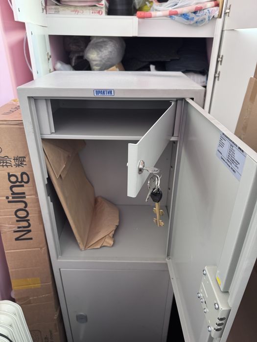 Сейф напольный почти новый