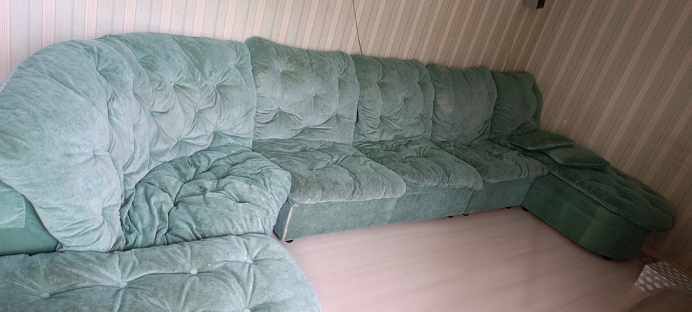 Продам большой диван б.у.