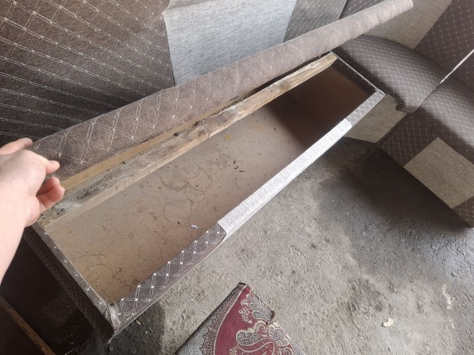 Продам уголок и  стол