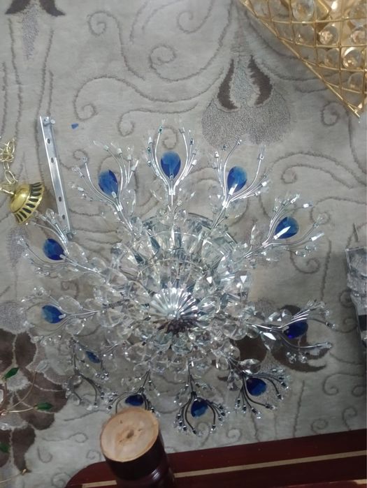 Продам люстры новые.