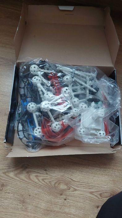 Купа за плодове, чанта за лаптоп и игра кула с топче