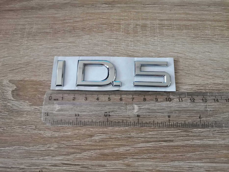 Volkswagen ID.5 сребриста емблема