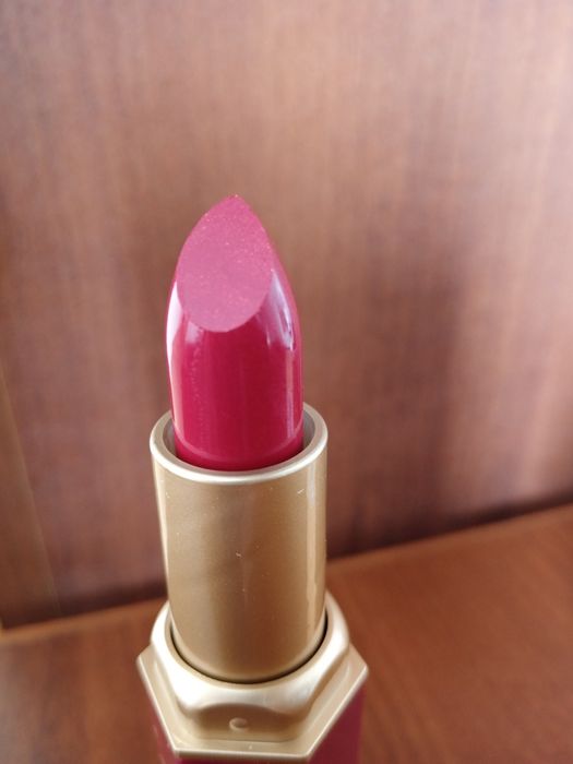 Продам губную помаду.