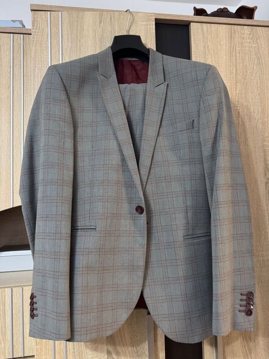 Vand 2 costume barbati