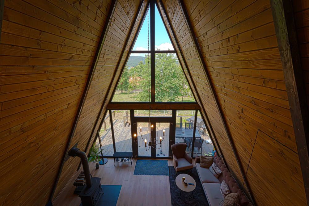 Cazare A-Frame | Cabană de Închiriat cu Jacuzzi | Lacul Surduc