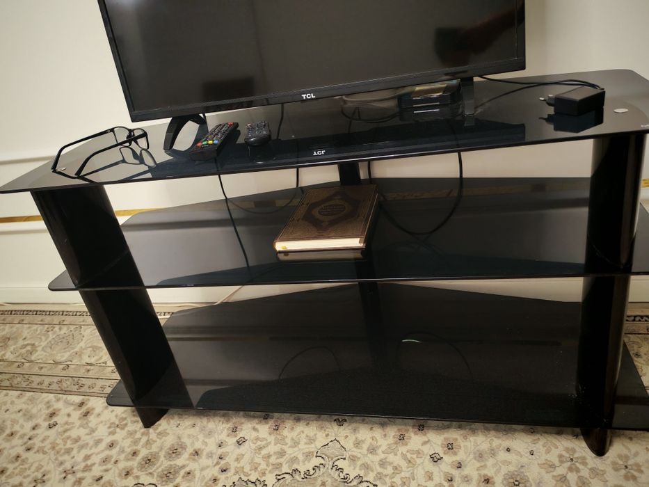 Подставка под телевизор из стекла