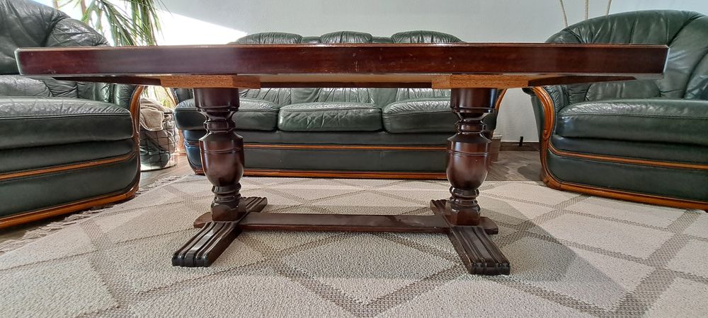 Canapea piele cu doua fotolii piele si masa lemn masiv