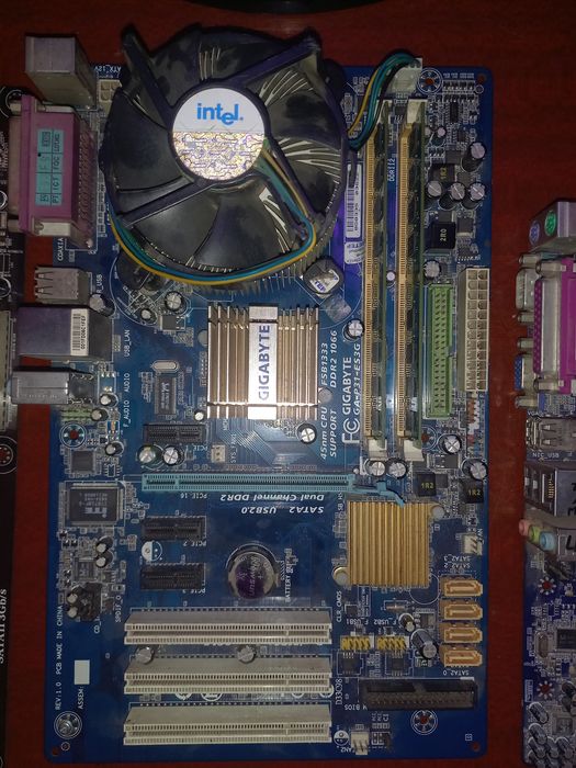 Комплект + мать. + проц. + кулер + озу
• Чипсет Intel P45
•