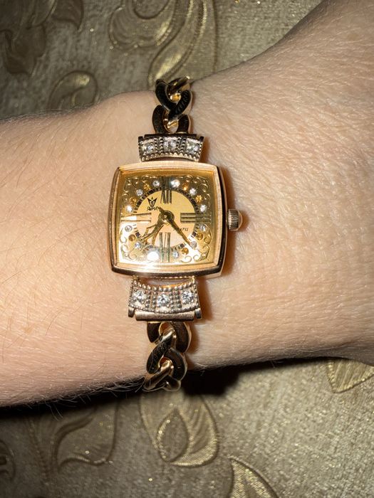 Женские часы.