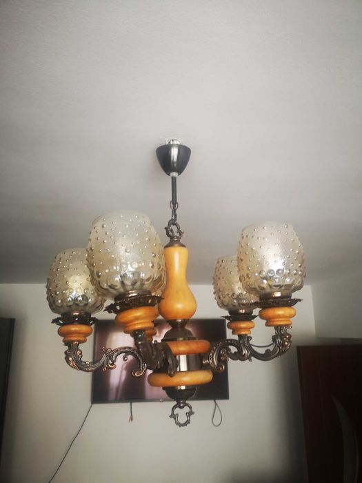 Lustra vintage din lemn și metal cu abajururi din sticlă – 5 brațe