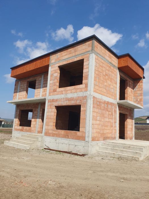 Case de vanzare in suceava pe 4 ari ,apa ,canal, gas ,curent, incluse in pret