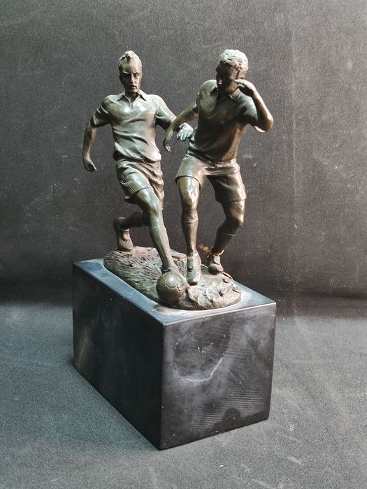 В продаже композиция "Борьба за мяч'