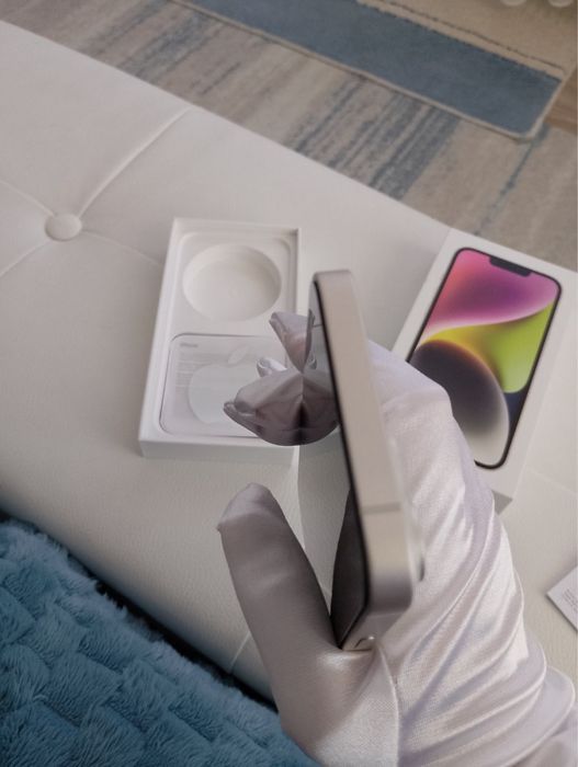 Бял телефон iphone 14
