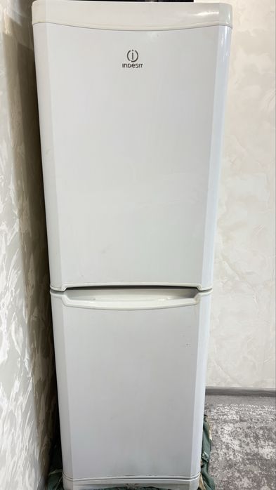 Холодильник Indesit (двухкамерный), рабочий