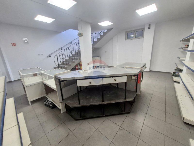 Магазин за продажба, Лятно кино Тракия