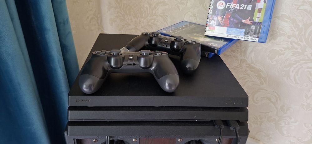SONY Pleystation 4 PRO 1TB. 2 джостик 3 диска
