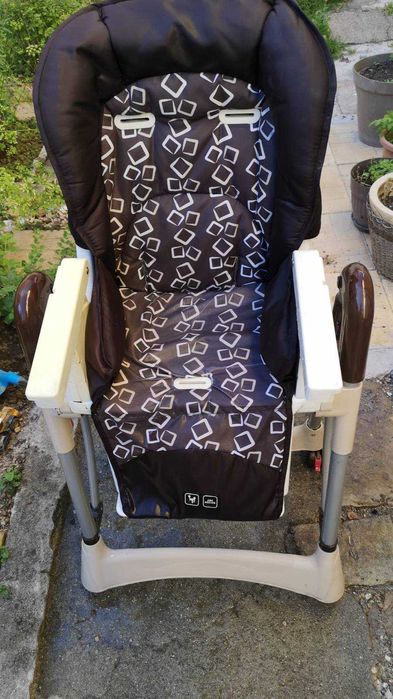 Детско столче за хранене с подвижна стабилна масичка.