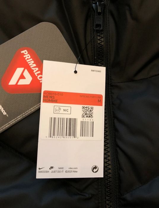 Geaca Nike nouă cu etichetele pe ea