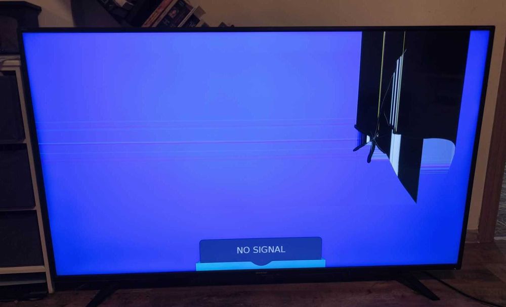 Sharp LC-65CUG8052E – 65" 4K, със счупен дисплей.