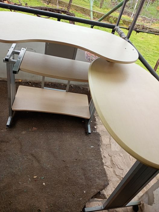 Продавам бюро с подвижен плот