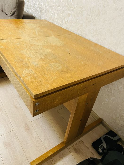 Дубовый стол прочный продается