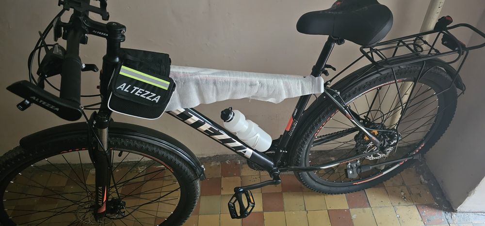 Vellik sportivniy sumkachasini ichida kulichi boshko anjomlariyam bor