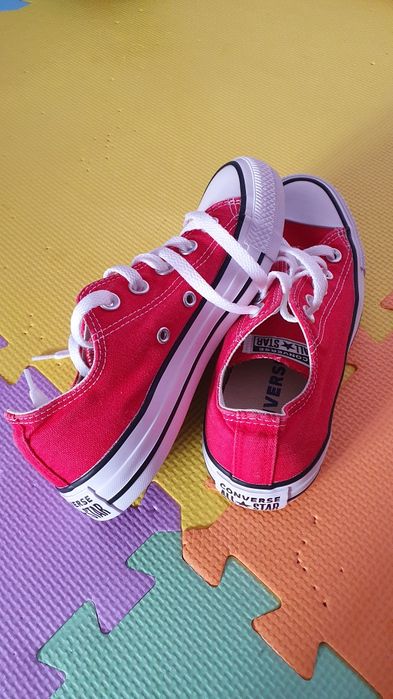 Teniși Converse.
