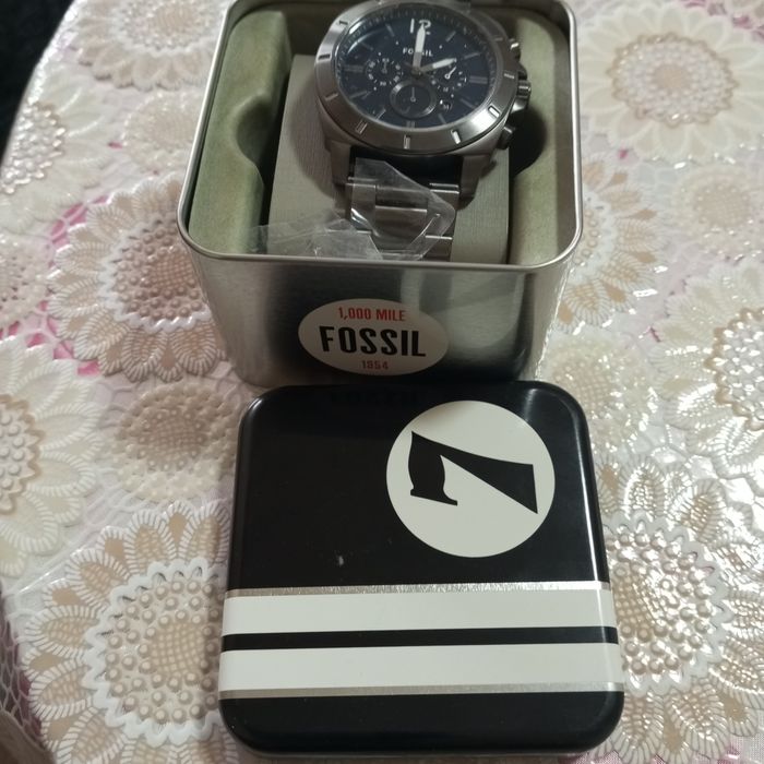 Часовник Fossil чисто нов